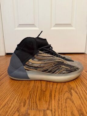 Men’s Yeezy QNTM sneaker in the “Amber Tint” colorway.